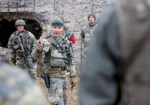 Der Lehrgangsleiter weist die Kanderanwärter in den Ablauf des Scharfschießens ein. (Foto: Bundesheer/Daniel Trippolt)