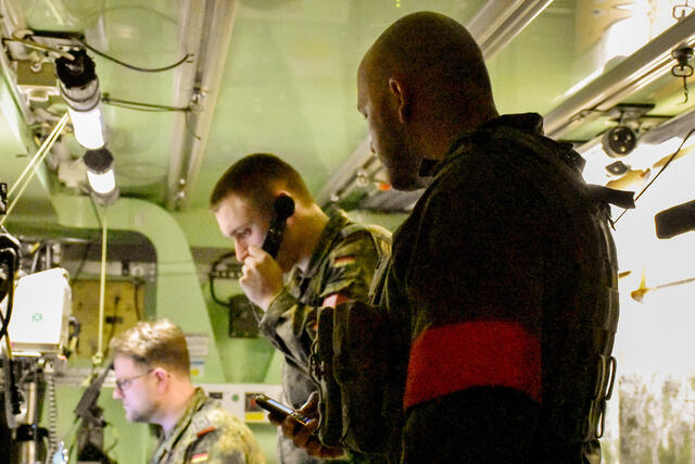 Die unterschiedlichen Feuerleitsysteme benötigen eine digitale Schnittstelle. Da diese fehlt, werden die Daten manuell übertragen. (Foto: Bundesheer/Gerald Grestenberger)