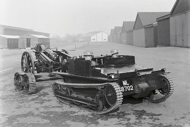 Britische Tankette Carden-Loyd MK VI mit Anhänger und Haubitze. (Foto: Imperial War Museum; gemeinfrei)