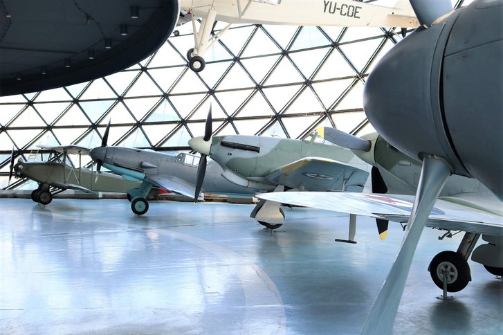 Militärflugzeuge des Zweiten Weltkrieges im Innenbereich des Museums.