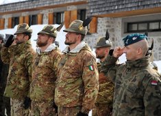 Italienische (li.) und polnische (re.) Teilnehmer am Wettkampf bei der Eröffnung. (Foto: Bundesheer/Sigi Schwärzler)