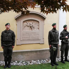 Ehrenwache von Soldaten des Bundesheeres an der Gedenktafel des DR 5. (Foto: Wolfgang Wildberger)