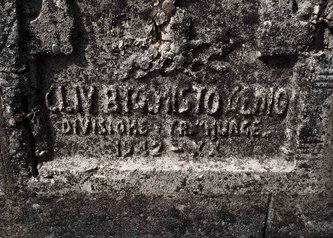 Diese Inschrift der Kapelle zeigt die Jahreszahlen 1942 der christlichen Zeitrichnung und die römische Zahl XX (=20) der italienisch-faschistischen Zeitrechnung, die mit der Machtübernahme der Faschisten unter Benito Mussolini 1922 begann. (Foto: Manuel Martinovic)