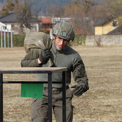 ... beim Heben und Tragen eines Gewichtes ... (Foto: Bundesheer/Michael Steinberger)