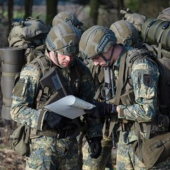 Teilnehmer der Kaderanwärterausbildung 2 während eines Marsches mit Orientierungsaufgaben. (Foto: Martin Schwarz)