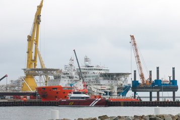 Schiffe im Hafen Mukran während des Bau der Gasleitung Nord Stream 2. (Symbolbild: Pedant01; CC BY-SA 4.0)