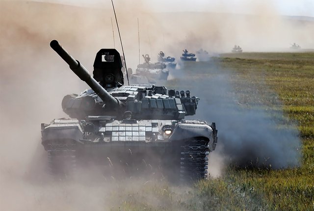 Mechanisierte Kräfte stoßen in Vorgefechtsordnung rasch in die Tiefe vor. (Foto: MoD Russland)