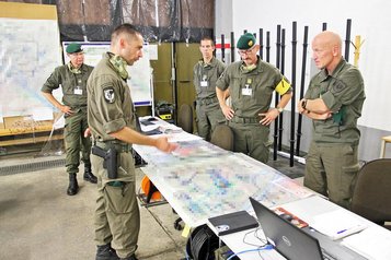 Der Autor des Artikels, Major dG Matthias Resch (li.) weist den Leiter der Sektion III (Ausbildung), Generalleutnant Karl Schmidseder (re.) im Beisein des Brigadekommandanten, Brigadier Christian Habersatter (Mi.), in die Lage ein. (Foto: Bundesheer) 