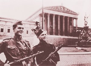 Sowjetische Soldaten mit Maschinenpistole vor dem Parlament in Wien, das ab 1945 wieder die Bundeshauptstadt der Republik Österreich ist. (Foto: HGM)