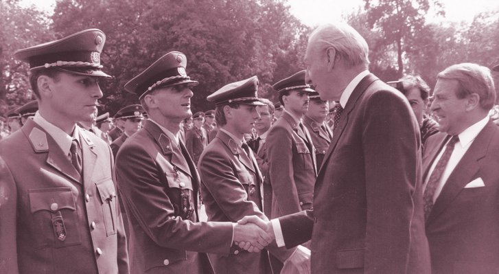 Der Handschlag des Bundespräsidenten (hier Dr. Kurt Waldheim) ist einer der Höhepunkte während der Ausmusterungsfeierlichkeiten der jungen Leutnante an der Theresianischen Militärakademie. (Foto: Archiv Wildpanner)