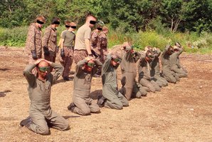 Szene der SERE-Ausbildung: Piloten nach ihrer Gefangennahme. (Foto: Bundesheer)