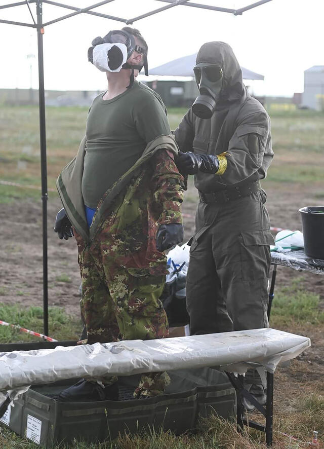 Trockendekontamination eines Übungsteilnehmers. (Foto: DRDC Suffield)