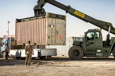 Verkauf von Verbrauchsmaterial im Einsatzgebiet: Verladen von Waren, die afghanische Händler ersteigert haben. (Foto: Bundeswehr/ Andre Klimke)