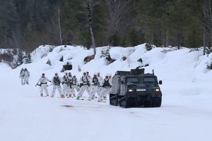 Skijöring mit einem Hägglunds der Deutschen Bundeswehr. (Foto: Bundesheer/Martin Hörl)