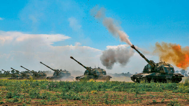 Russische 2S19-Haubitzen feuern (Foto: Ministry of Defence of the Russian Federation, CC BY 4.0, gemeinfrei)