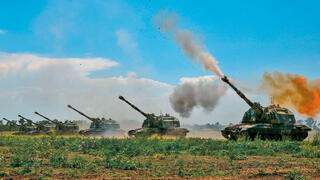Russische 2S19-Haubitzen feuern (Foto: Ministry of Defence of the Russian Federation, CC BY 4.0, gemeinfrei)