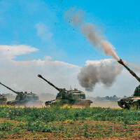 Russische 2S19-Haubitzen feuern (Foto: Ministry of Defence of the Russian Federation, CC BY 4.0, gemeinfrei)
