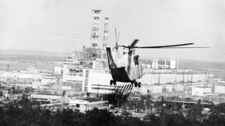 Ein Hubschrauber versprüht im Juni 1986 Chemikalien im Bereich des zerstörten Reaktors von Tschernobyl ab. (Foto: USFCRFC; CA BY-SA 2.0)