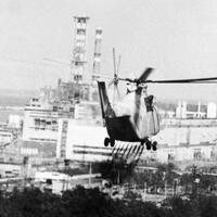 Ein Hubschrauber versprüht im Juni 1986 Chemikalien im Bereich des zerstörten Reaktors von Tschernobyl ab. (Foto: USFCRFC; CA BY-SA 2.0)