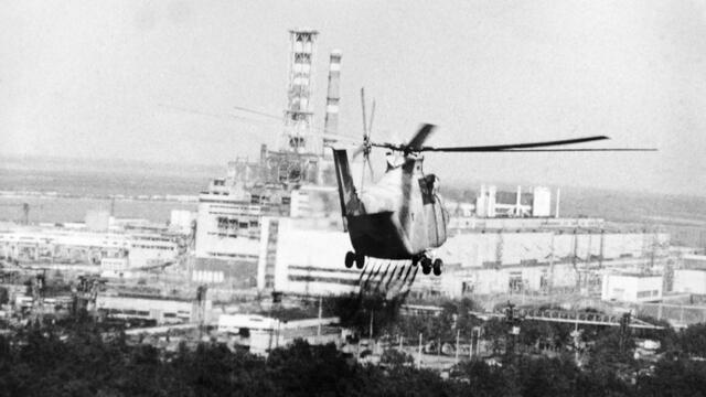 Ein Hubschrauber versprüht im Juni 1986 Chemikalien im Bereich des zerstörten Reaktors von Tschernobyl ab. (Foto: USFCRFC; CA BY-SA 2.0)