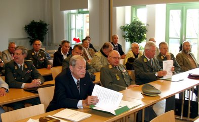 Zu den sichtbaren Zeichen der Kameradschaft zählten und zählen gemeinsame Veranstaltungen wie z.B. das Treffen in Eisenstadt im Jahre 2008 mit dem ehemaligen Jahrgangskommandanten (Pfeil) und den Lehrgruppenoffizieren (davon links vorne Brigadier Vogel) …. (Foto: Archiv Roseneder)