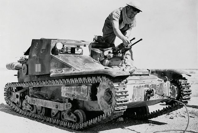 Ein 1940 in Nordafrika erbeuteter Pz.Kpfw. L/3-33, die Bezeichnung des CV33/35 in der Deutschen Wehrmacht. (Foto: Imperial War Museum; gemeinfrei)