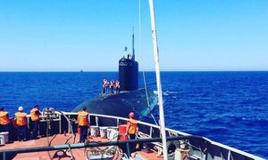 Das russische U-Boot "Kolpino" beim Verladen der "Kalibr"-Marschflugkörper in Tartus, im Oktober 2017. (Foto: Verteidigungsministerium Russische Föderation)