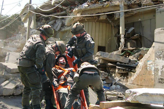 Ein Verschütteter wird von Soldaten des Verbandes geborgen. (Foto: 4.PzGrenBrig/AbtÖA)