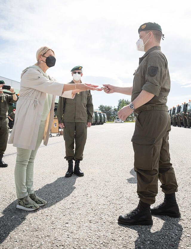 Verteidigungsministerin Klaudia Tanner übergibt 35 Lkw an die Jägerbataillone Salzburg, Tirol und Oberösterreich. (Foto: Bundesheer/Daniel Trippolt)