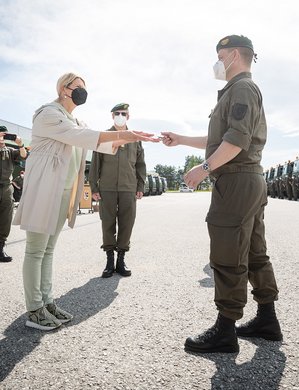 Verteidigungsministerin Klaudia Tanner übergibt 35 Lkw an die Jägerbataillone Salzburg, Tirol und Oberösterreich. (Foto: Bundesheer/Daniel Trippolt)