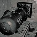 Die Atombombe Little Boy auf der Insel Tinian auf einem Sicherungsgestell kurz bevor sie in den Bombenschacht von Enola Gay geladen wird. (Foto: U.S. Airforce/gemeinfrei)