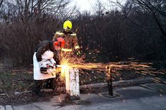 Arbeiten mit dem Trennschleifer. (Foto: HLogS/KfW)