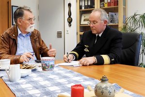 TRUPPENDIENST-Korrespondent Jürgen R. Draxler im Gespräch mit Admiralarzt der Marine Dr. Stephan Apel, in dessen Büro. (Foto: Bundeswehr/Mkdo)