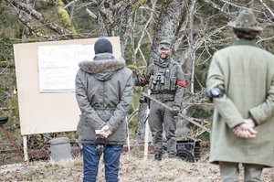 Einweisung in den Ablauf des Scharfschießens mit Vertretern ziviler Behörden und anderen Beteiligten. (Foto: Bundesheer/Thomas Lampersberger)