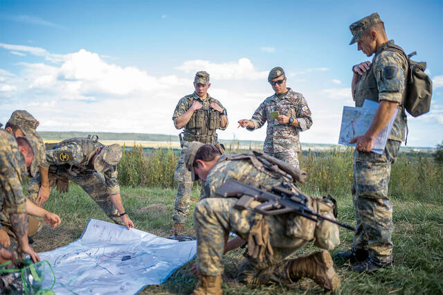 Ein Trainer aus Zypern (re.) bespricht mit einem Fähnrich den zuvor gegebenen Befehl. Dabei lässt er seine Sichtweisen und  Erfahrungen einfließen. (Foto: Bundesheer/Paul Kulec)