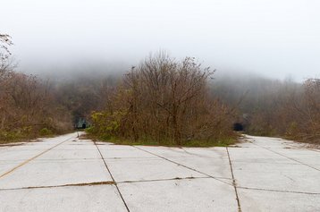 Zwei Stolleneingänge mit Rollfeld in Zeljava. (Foto: Ballota, CC BY-SA 4.0)