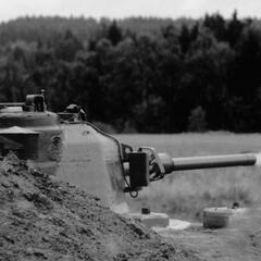 Ein Panzerturm einer Festen Anlage feuert eine Granate ab. (Foto: Bundesheer/Archiv Jägerbataillon 12)