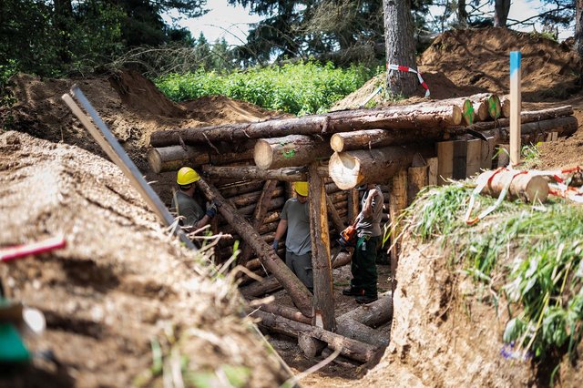 Militärakademiker und Pioniere errichten einen Gruppenunterstand. (Foto: Bundesheer/Paul Kulec)