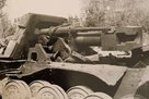 Die 12,8-cm-Kanone und die Frontpanzerung hielten dem Druck der Bomben stand. (Foto: Stadtarchiv St. Valentin)