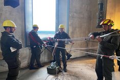 Teamwork mit Präzision im Tritolwerk. Der Lehrgangskommandant (links) überwacht die korrekte Ausführung der Arbeit. (Foto: Bundesheer/Paul Strasser)