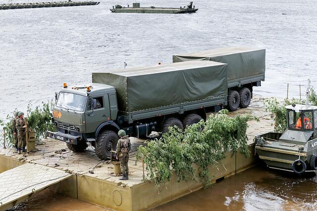 Transport-LKW während einer Übung der 38. Eisenbahnbrigade, bei der unter anderem der Bau von schwimmenden Eisenbahnbrücken trainiert wurde. (Foto: Mil.ru; CC BY-SA 4.0)
