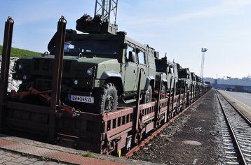 Entladung des Zugtransportes mit den österreichischen Fahrzeugen der EUBG 2016-2 für den weiteren Schiffstransport in den Übungsraum. (Foto: ÖBH/Christoph Habisohn)