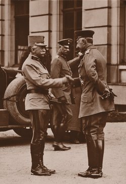 Der deutsche Kaiser Wilhelm (re.) im Gespräch mit dem Generalstabschef der k.u.k. Armee, Franz Conrad von Hötzendorf (li.). (Foto: HGM)