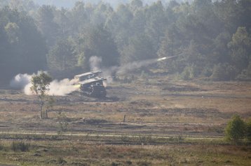 Zwei Mehrfachraketenwerfer „MARS“ (Mittleres Artillerieraketensystem) unterstützen den Kampf des Gefechtsverbandes. (Foto: Deutscher Heeresverbindungsstab im BMLV)