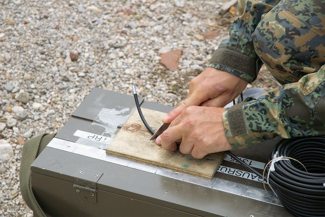 Zündschnur wird für eine Sprengung vorbereitet. (Foto: RedTD/Gerold Keusch)