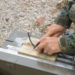 Zündschnur wird für eine Sprengung vorbereitet. (Foto: RedTD/Gerold Keusch)