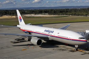 Die Malaysia Airlines Boeing 777 auf dem Terminal in Perth. Dieses Flugzeug stürzte am 17. Juli 2014 über der Ostukraine ab. (Foto: Darren Koch, <a href="https://upload.wikimedia.org/wikipedia/de/1/1d/GNU_Free_Documentation_License_Version_1.2_dreispaltig.pdf" target ="_new">GFDL 1.2 </a>)