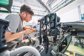 Militär-Luftfahrttechniker bei der Arbeit am Cockpit. (Foto: Bundesheer/Daniel Trippolt)