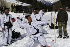 Ein chinesischer Soldat bei der Wettkampfstation "Handgranatenwurf". (Foto: Bundesheer/Michael Kerschat)