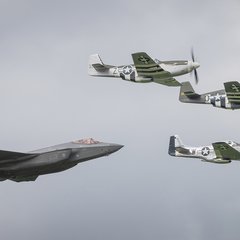 Eine F-35 „Lightning“ mit drei P-51 „Mustang“. (Foto: Bundesheer/Daniel Trippolt)